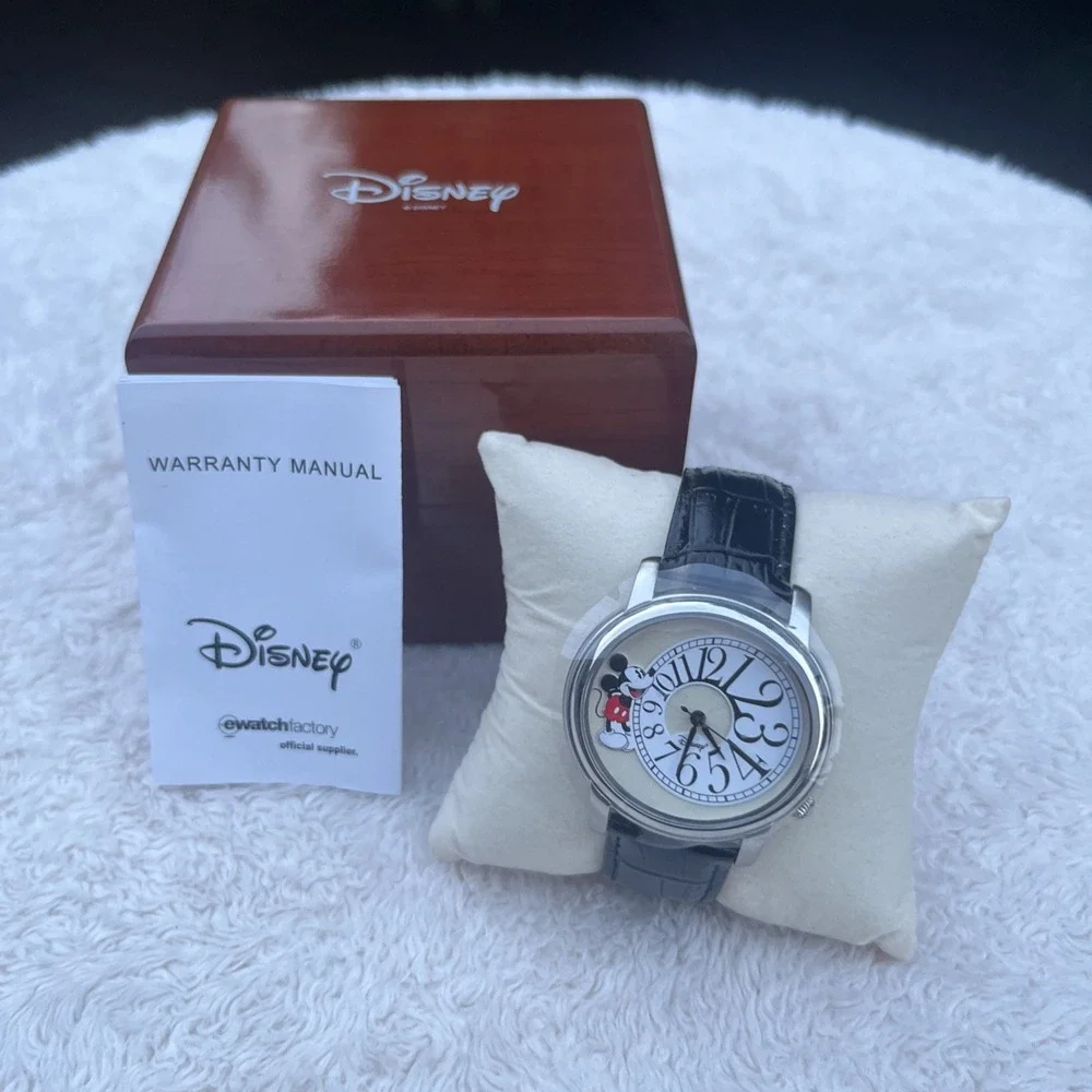 RARE Limited Edition Disney Mickey Mouse 2006 Shareholders Watch with Wood Case